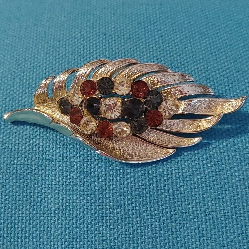Vintage Gold Tone Leaf Brooch with coloured Stones
